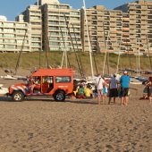 Man onwel op strand nabij de zeilvereniging